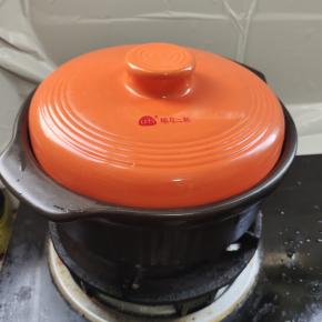 盖上盖子，开火！煮开之后，再煮5分钟左右！