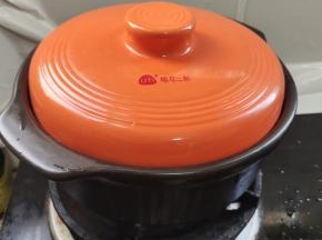 盖上盖子，开火！煮开之后，再煮5分钟左右！