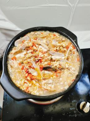 用筷子把底部轻轻的稍微翻动一下，以免锅底糊了！但是要保证不能把上面的蛏子弄乱了哈，影响美观！