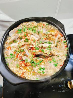 撒上适量的葱花即可食用！