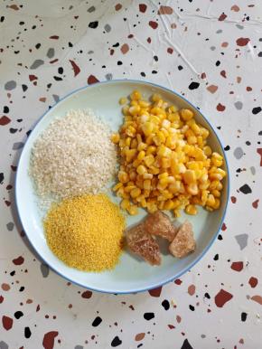 准备好所需的食材:

甜玉米120克，大米20克，小米20克，老冰糖3块！