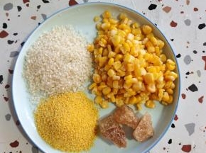准备好所需的食材:

甜玉米120克，大米20克，小米20克，老冰糖3块！