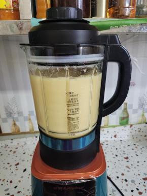 按“玉米汁”键即可！有条件的可以打好以后，再加入一瓶纯牛奶，按点动键，再搅拌一分钟左右就可以了！