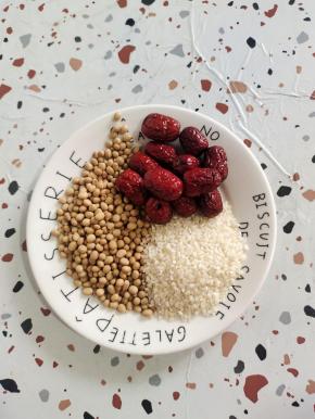 准备好所需的食材:
黄豆100克，大米20克，去核红枣12颗！