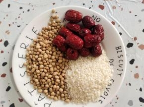 准备好所需的食材:
黄豆100克，大米20克，去核红枣12颗！