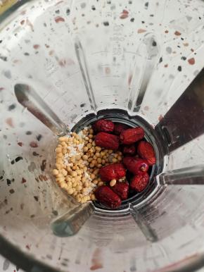 清洗干净，放进破壁机里！