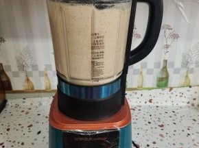 按“豆浆”键即可！(如果人口多，不够喝，可以加适量的开水，用筷子搅拌均匀即可！我家七口人，每次打一杯都不够喝，又不想再另外打一杯等待，都是这样操作的！)