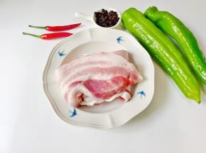 准备好青椒，五花肉，豆豉。