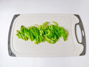 青椒去籽对半切开，再切成丝。