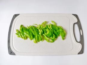 青椒去籽对半切开，再切成丝。