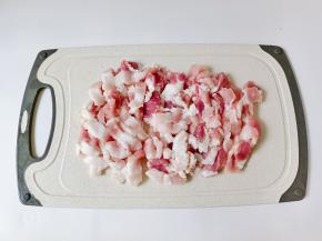 五花肉洗净切成薄片。