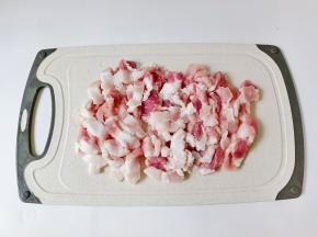 五花肉洗净切成薄片。