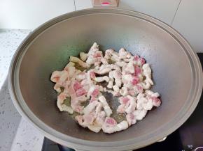 热锅热油放入五花肉煸炒。