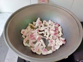 热锅热油放入五花肉煸炒。