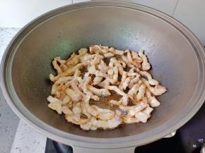 煸炒出五花肉多余的油脂。