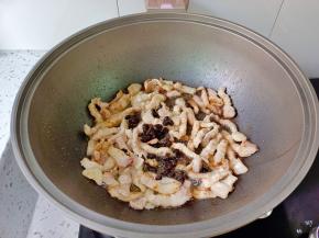 加入豆豉炒香。