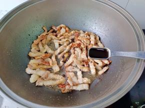 加生抽两勺，老抽半勺，蚝油一勺。