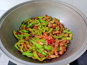 加入红椒丝爆炒至断生。