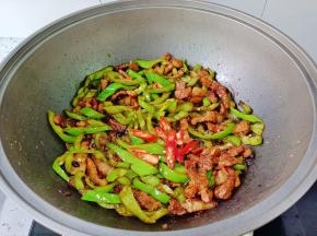 加入红椒丝爆炒至断生。
