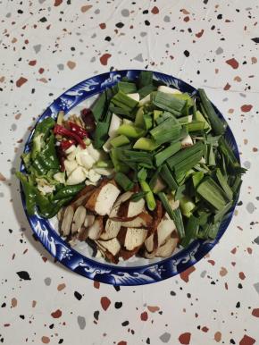 豆干片成薄片，青椒切成块，蒜苗切成段，蒜瓣切成片，生姜切成丝，干辣椒切成段备用！