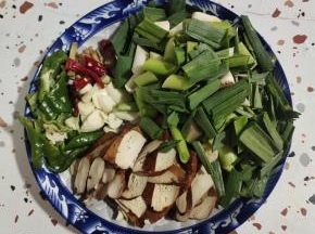 豆干片成薄片，青椒切成块，蒜苗切成段，蒜瓣切成片，生姜切成丝，干辣椒切成段备用！