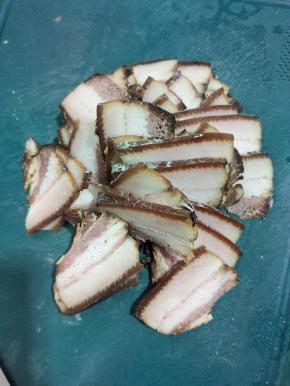 煮熟的腊肉切成薄片！