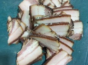 煮熟的腊肉切成薄片！