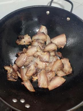 锅烧热，放少许油。放入腊肉煸炒至出油脂！