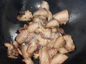 锅烧热，放少许油。放入腊肉煸炒至出油脂！