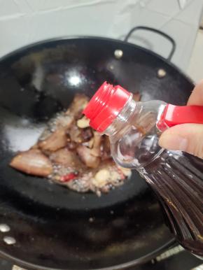 倒入一铲生抽翻炒均匀！