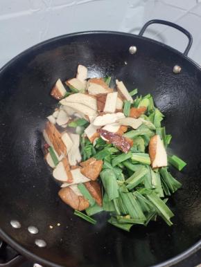 放入豆干，青椒，蒜苗翻炒片刻！