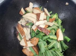 放入豆干，青椒，蒜苗翻炒片刻！