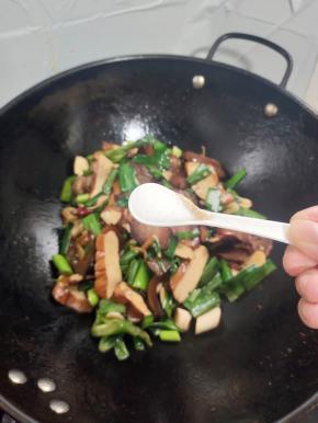 放入适量的盐调味！