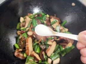 放入适量的盐调味！