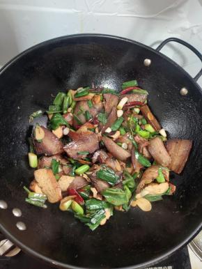 起锅前放入适量的味精，翻炒均匀即可！