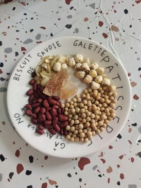 准备好所需的食材:黄豆40克，花生40克，百合适量，莲子10克，老冰糖2块！