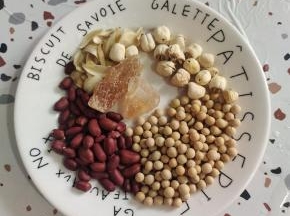 准备好所需的食材:黄豆40克，花生40克，百合适量，莲子10克，老冰糖2块！