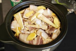 把蒸出锅的龙骨洗去血沫，放入砂锅里，打结的千张和雷笋去皮切块放入砂锅里，鲜五花肉和咸五花肉切成薄片后放入砂锅中，姜去皮切片后放入砂锅里