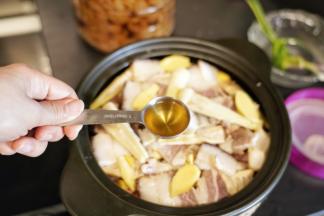 勺入葱姜料酒和自己酿制的黄酒