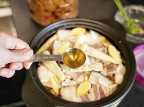 勺入葱姜料酒和自己酿制的黄酒