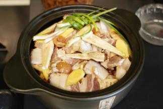 把小葱洗净后打结，放入砂锅