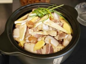 把小葱洗净后打结，放入砂锅