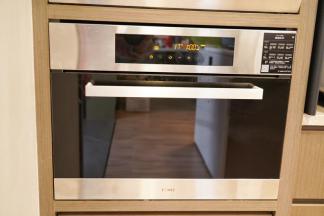 蒸箱里的水壶加入适量清水，以100摄氏度预热