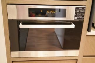 蒸箱里的水壶加入适量清水，以100摄氏度预热