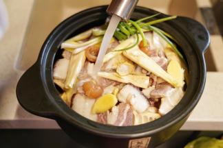 在砂锅里加满清水