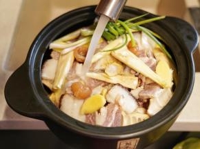 在砂锅里加满清水