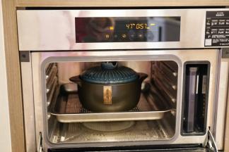 把砂锅放入蒸箱和下层以蒸肉功能蒸1小时