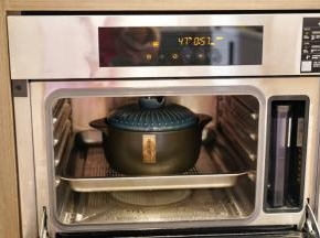 把砂锅放入蒸箱和下层以蒸肉功能蒸1小时