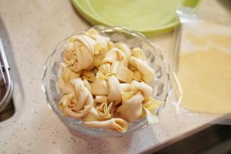 把千张卷起来后打成结备用