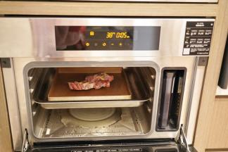 把龙骨放入蒸箱的中层，蒸5分钟以去血沫